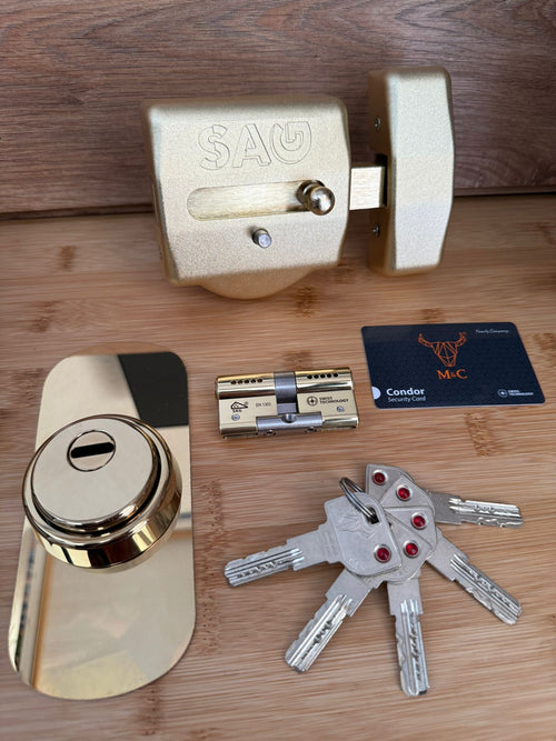 Pack Fortaleza Total: cerrojo sag bombín M&C condor y escudo acorazado con placa.