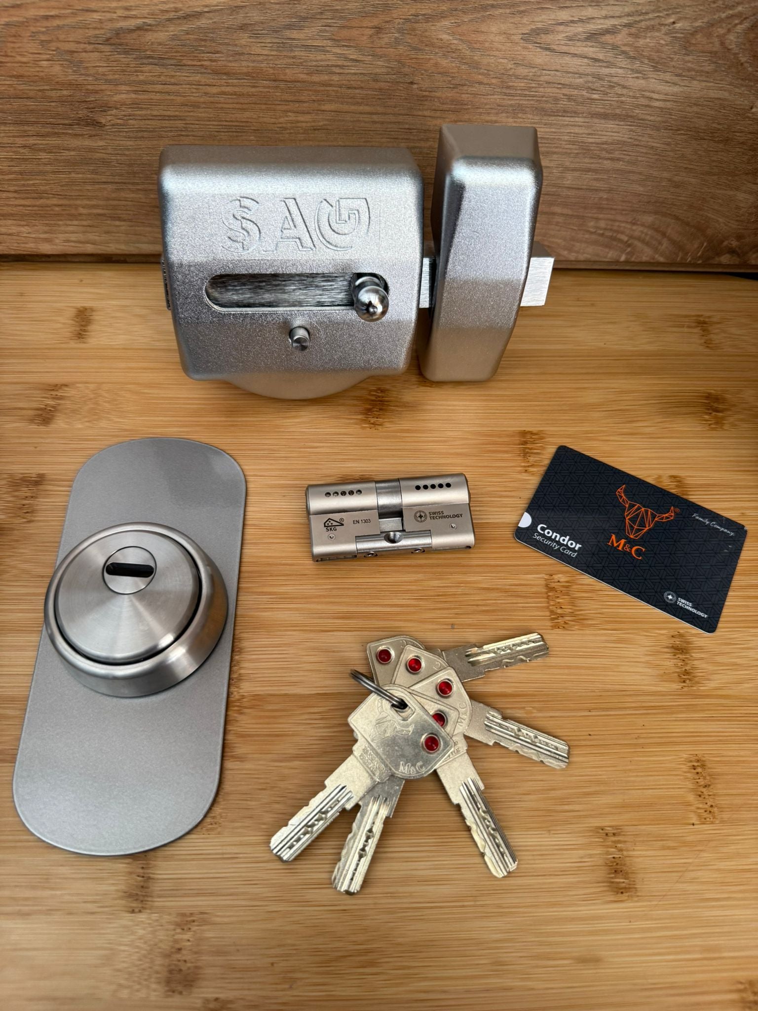 Pack Fortaleza Total: cerrojo sag bombín M&C condor y escudo acorazado con placa.